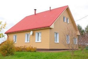 Сочетание цвета сайдинга и крыши: персиковый и красный Сочетание цвета сайдинга и крыши: персиковый и красный