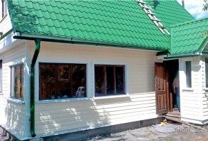 Стены цвета «пломбир» с зелёной крышей Стены цвета «пломбир» с зелёной крышей