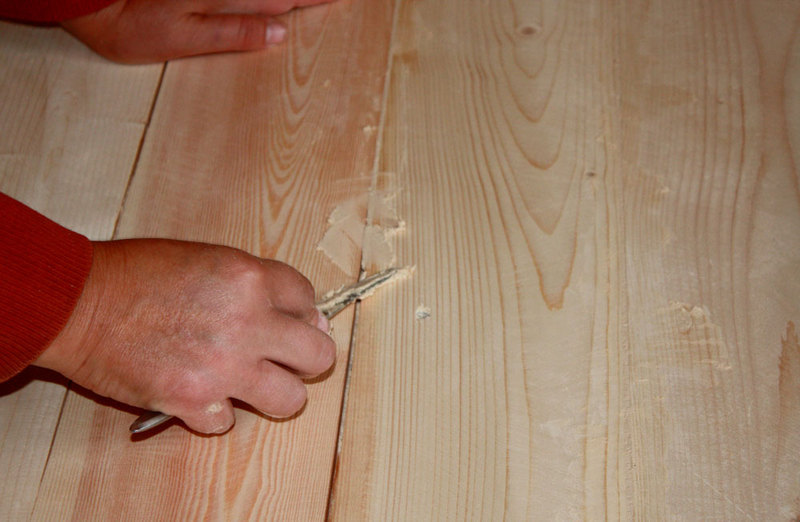 процесс шпаклевки деревянного пола