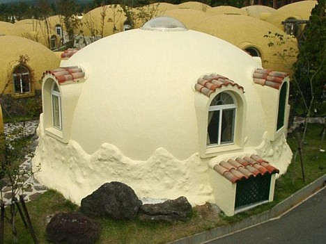 dome house 1 Prefab Styrofoam Dome House   Futuristic Japanese design