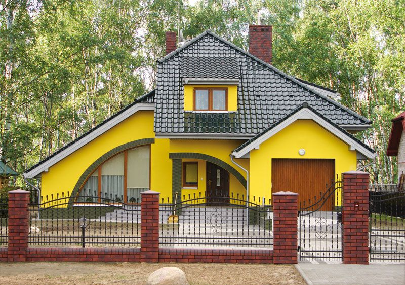 Яркий желтый фасад дома