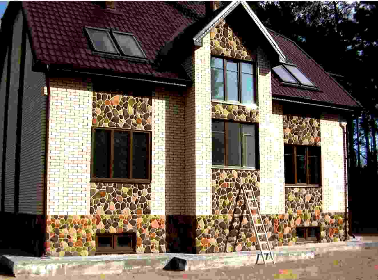 Пример №3 отделки фасада декоративным камнем из гипса