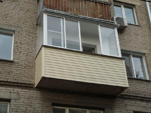 Сайдинг для обшивки балкона имеет массу достоинств