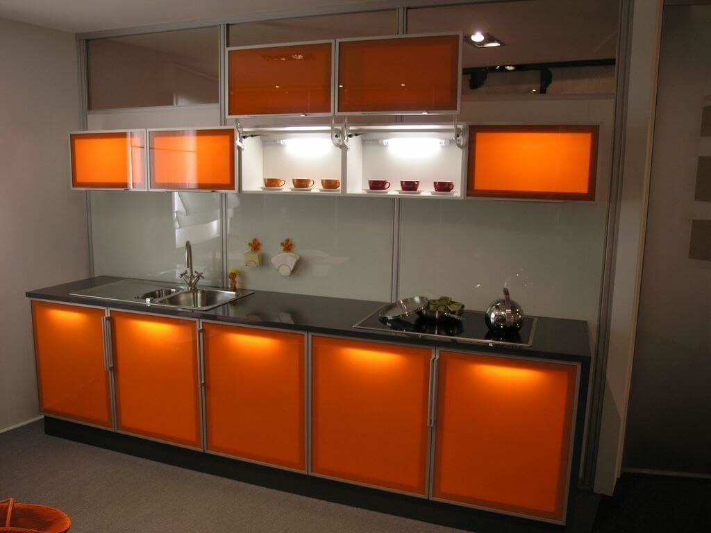 Фото кухонного гарнитура с декоративным остеклением шкафов с подсветкой