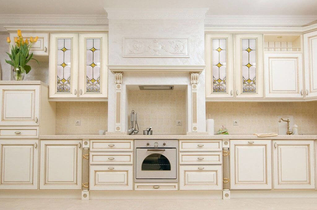 Кухонный гарнитур в классическом стиле с остекленными верхними шкафами