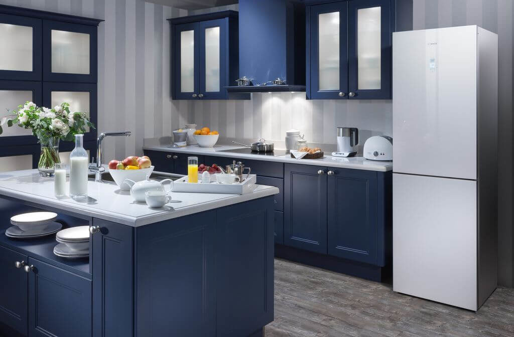 Синий кухонный гарнитур с остеклением фасадов верхних шкафов