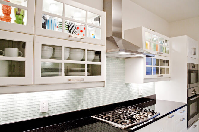 Фото верхних кухонных шкафов с стеклами