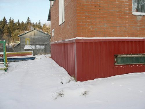 Фото здания, отделанного с использованием профнастила