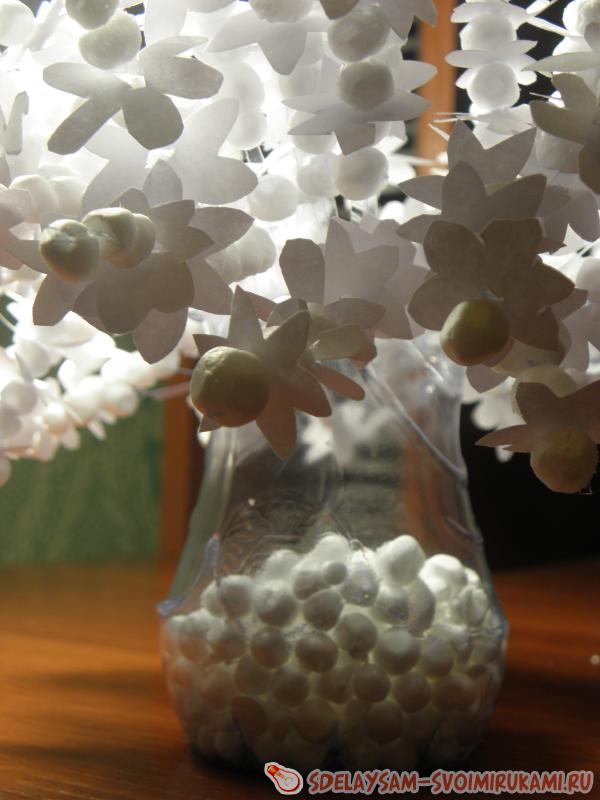 Цветы в вазе из пластиковой бутылки