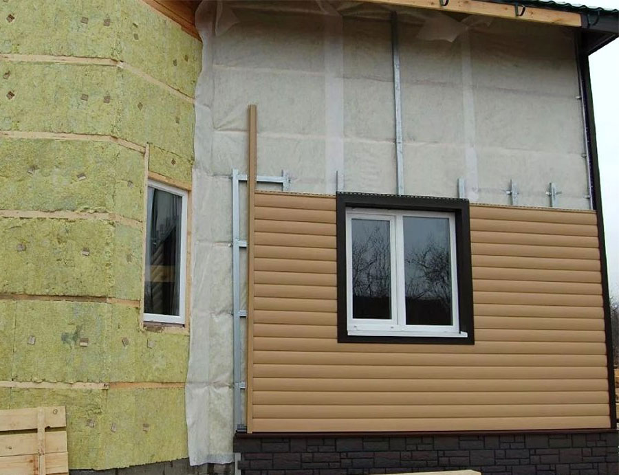 монтаж защитной пленки или диффузионной мембраны при устройстве вентилируемого фасада на каркасный дом