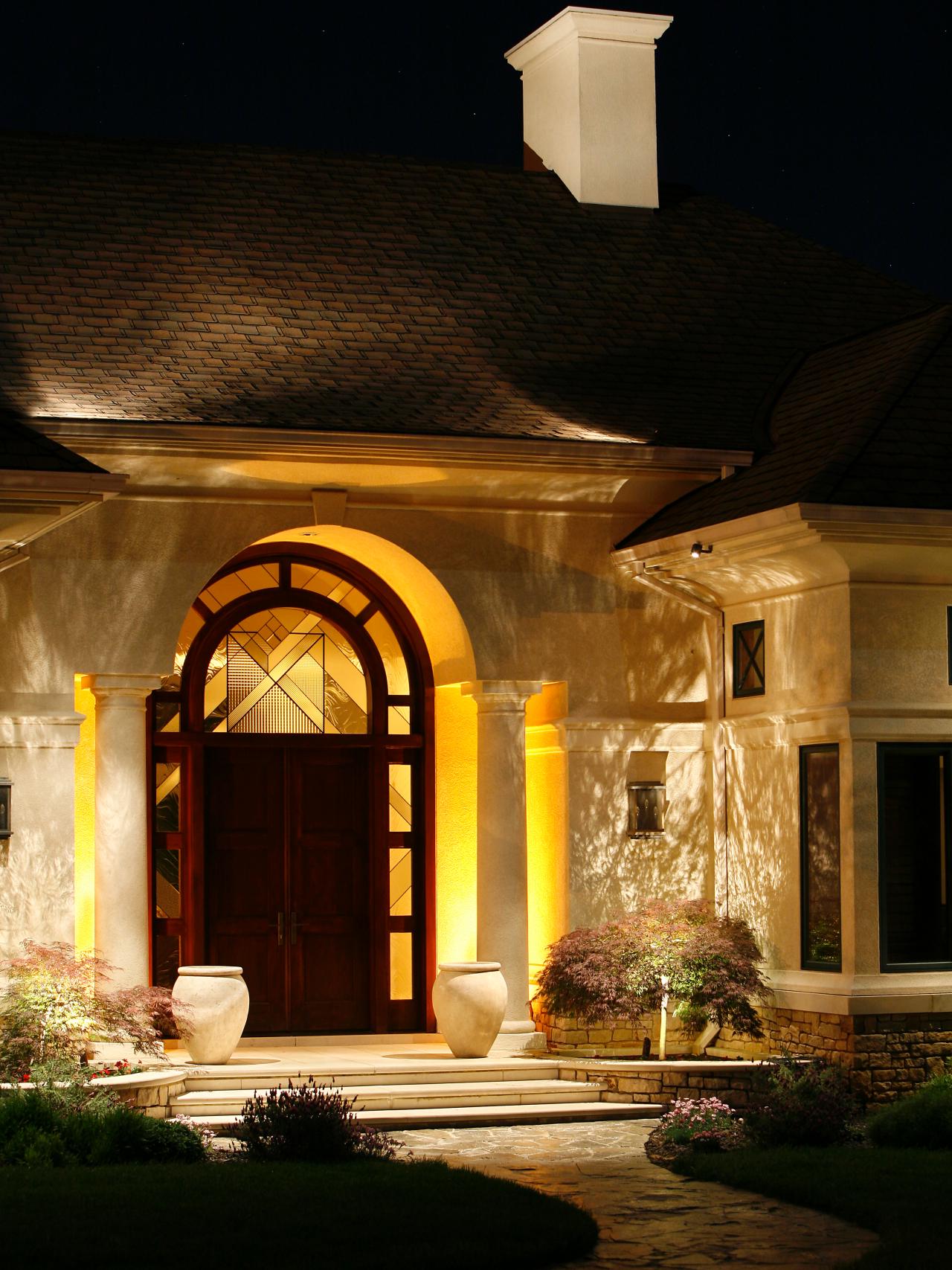 Подсветка фасада частного дома: Декоративная и функциональная роль .
